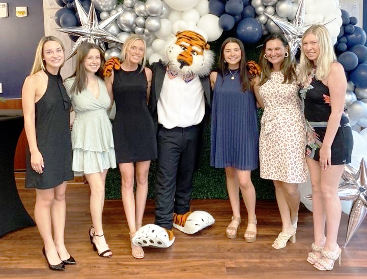 SHRM student chapter leaders with Aubie