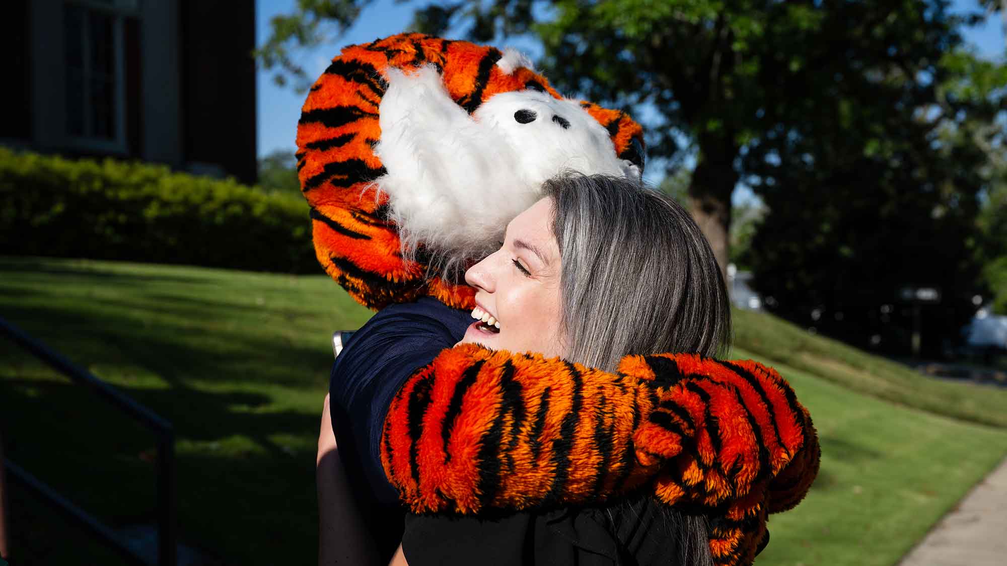 Student hugging Aubie outside